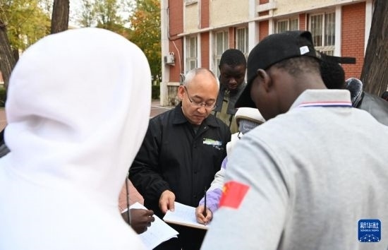 在天津鐵道職業(yè)技術(shù)學(xué)院，老師指導(dǎo)幾內(nèi)亞學(xué)員使用測距儀器（11月11日攝）。新華社記者 李然 攝