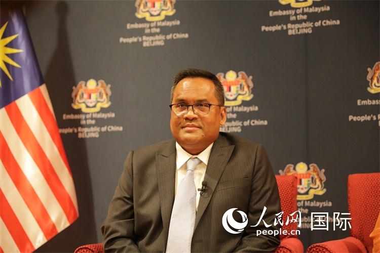 馬來西亞駐華大使諾曼在11月12日召開的記者見面會上回答記者提問。人民網(wǎng) 王婧攝