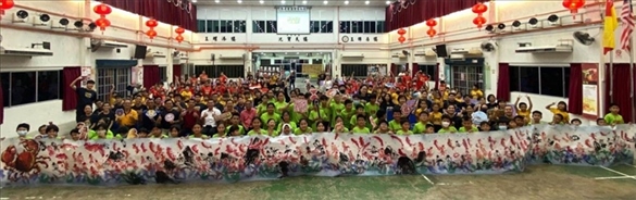 在工作坊導(dǎo)師的指導(dǎo)下，三校200余名學(xué)生共同完成了一幅長達(dá)80尺的水墨畫作。主辦方供圖