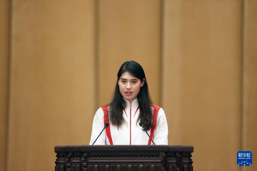 11月15日，游泳運(yùn)動(dòng)員張雨霏在報(bào)告會(huì)上發(fā)言。新華社記者 李明 攝