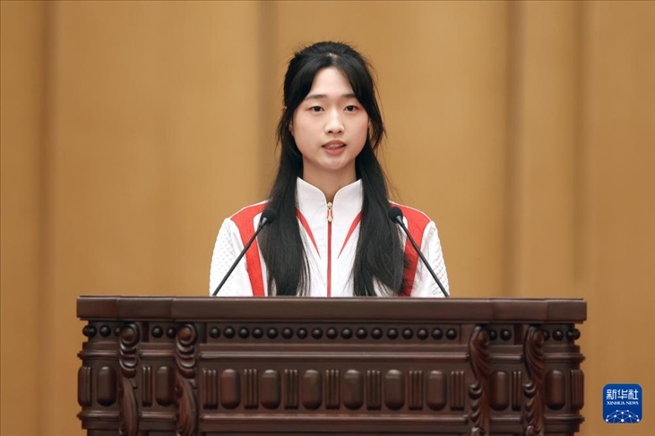11月15日，射擊運(yùn)動(dòng)員黃雨婷在報(bào)告會(huì)上發(fā)言。新華社記者 李明 攝