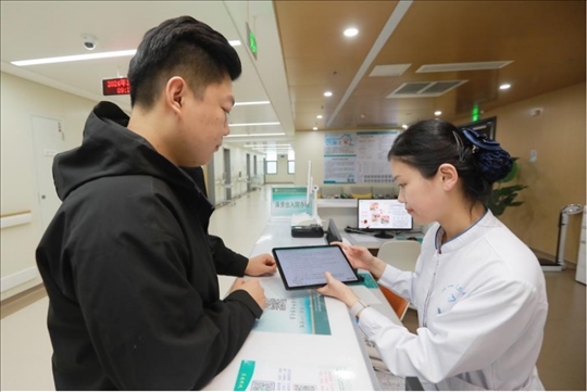 患者在護(hù)士站為家屬辦理床旁出院手續(xù)。圖片來源：山東第一醫(yī)科大學(xué)第二附屬醫(yī)院