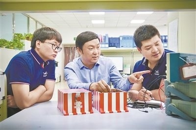 中北大學(xué)極端環(huán)境特種傳感與測試創(chuàng)新研究團(tuán)隊成員正在圍繞近期發(fā)射任務(wù)進(jìn)行產(chǎn)品研發(fā)。受訪單位供圖
