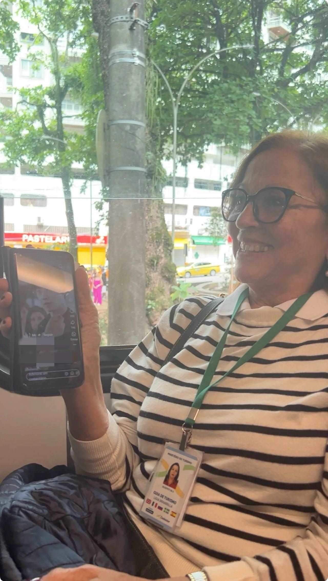 當?shù)厝讼驆u叔展示中國網(wǎng)劇。作者供圖