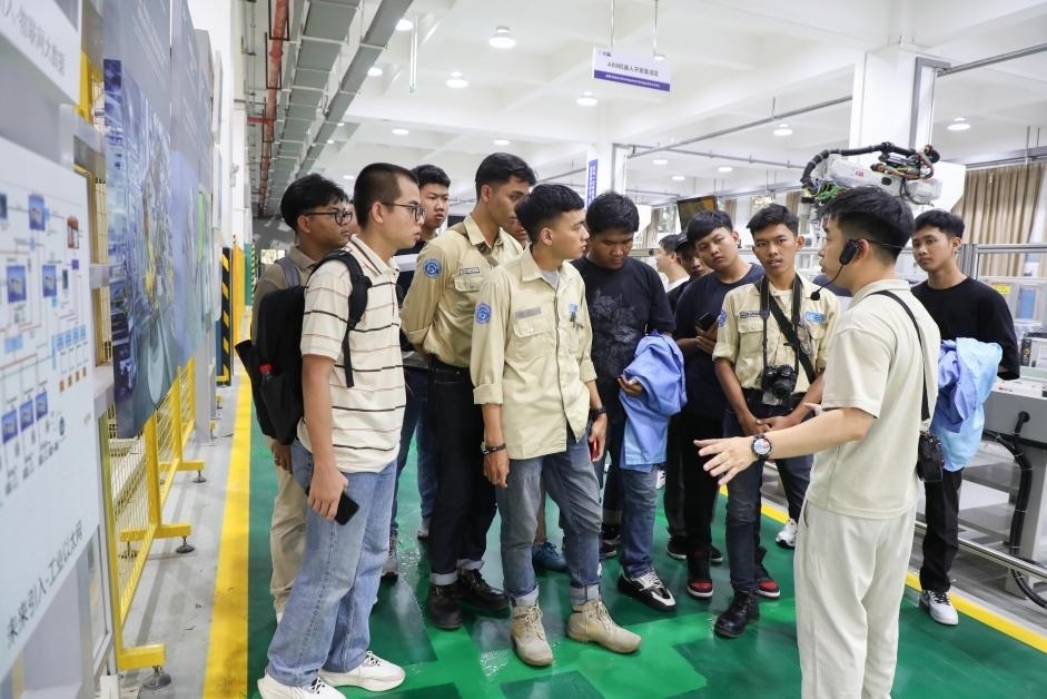 來華留學生在工程實踐中心上課。教育部職業(yè)教育與成人教育司供圖