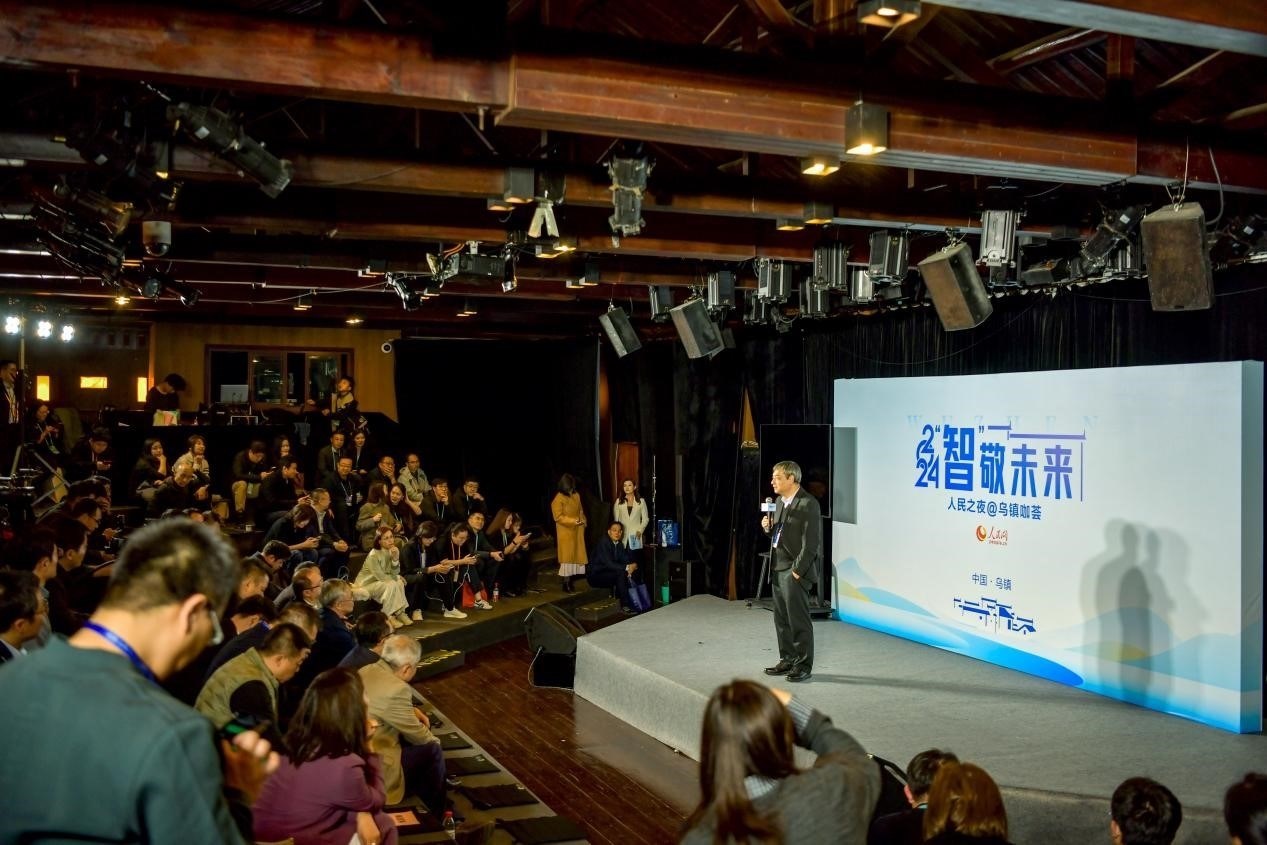 在開場(chǎng)環(huán)節(jié)，清華大學(xué)人工智能研究院常務(wù)副院長(zhǎng)、教授孫茂松發(fā)言分享。人民網(wǎng)記者 任峰濤攝