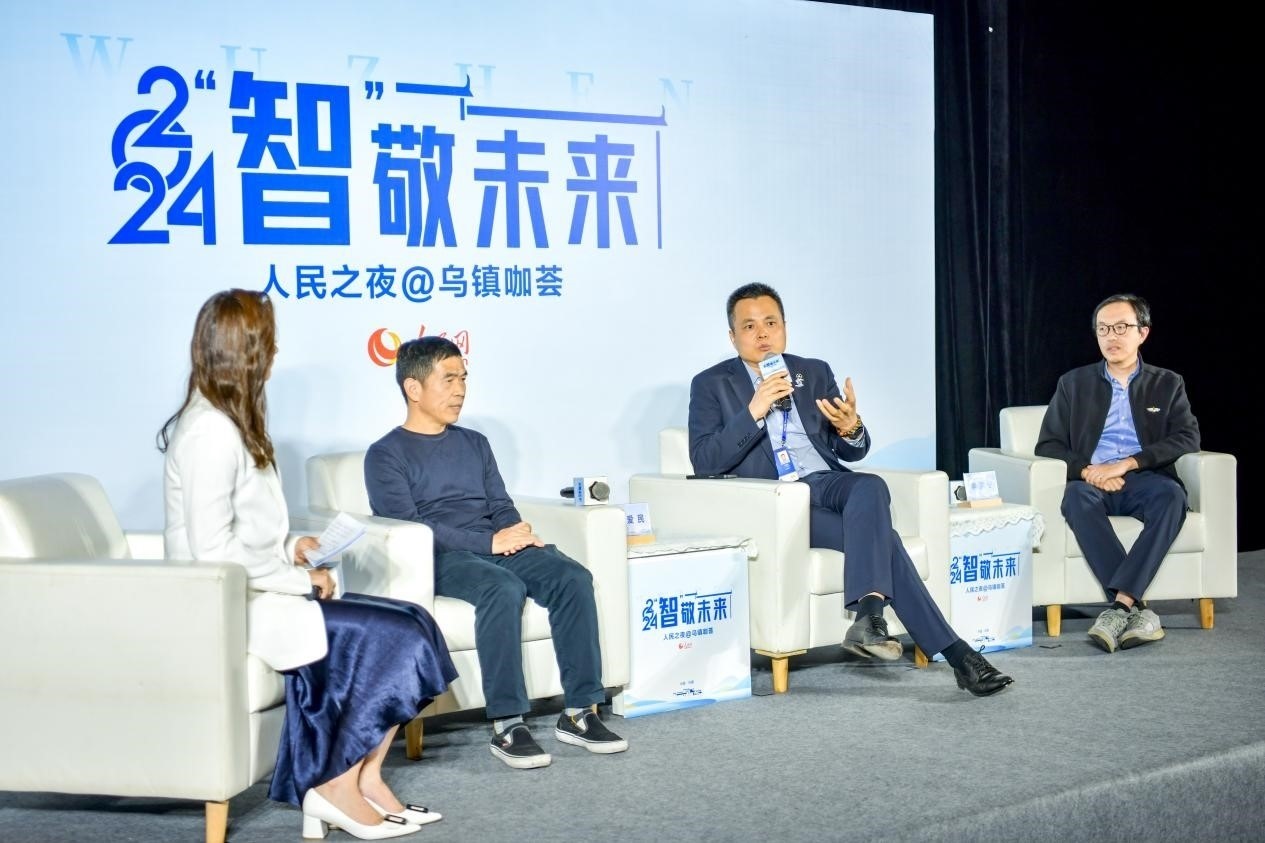 在對(duì)話環(huán)節(jié)，之江實(shí)驗(yàn)室高級(jí)研究專家潘愛民、伏羲智庫創(chuàng)始人李曉東、麒麟軟件副總經(jīng)理李震寧探討“‘百模大戰(zhàn)’將卷向何方”。人民網(wǎng)記者 任峰濤攝