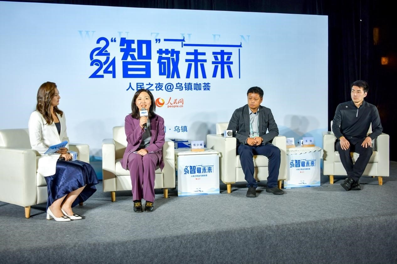 在對(duì)話環(huán)節(jié)，趣丸科技總編輯、副總裁任少峰，星云智慧機(jī)器人CEO李明，可之教育大模型創(chuàng)始人王冠討論“人工智能如何惠及大眾”。人民網(wǎng)記者 任峰濤攝