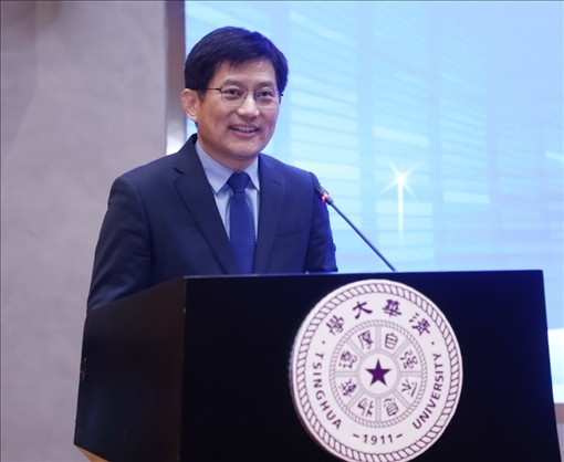 清華大學(xué)國家治理研究院執(zhí)行院長、清華大學(xué)計算社會科學(xué)與國家治理實(shí)驗(yàn)室執(zhí)行主任孟慶國教授演講。供圖單位：清華大學(xué)國家治理研究院