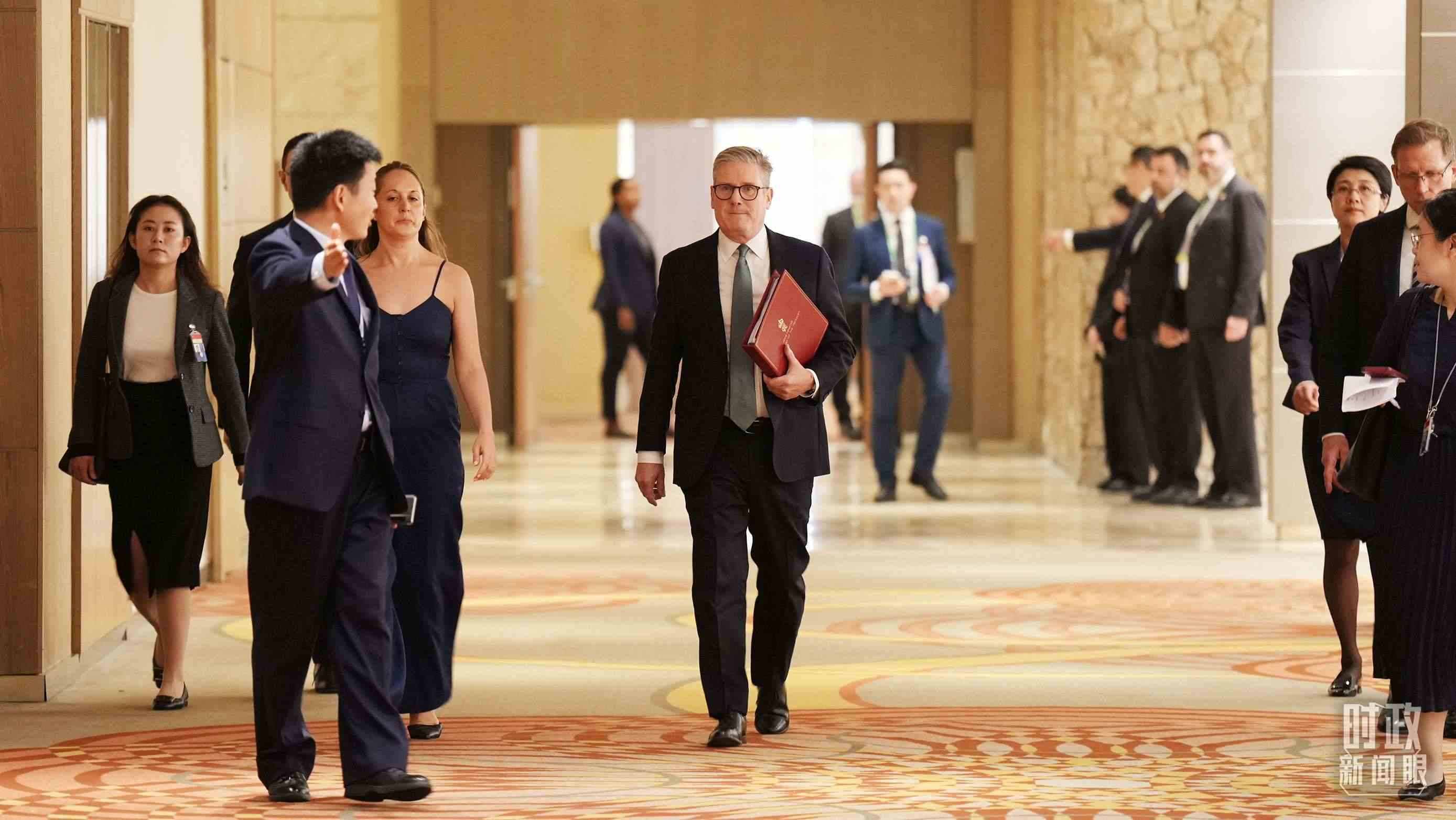 英國首相斯塔默抵達會見現(xiàn)場，這是他首次同習(xí)主席面對面交流。