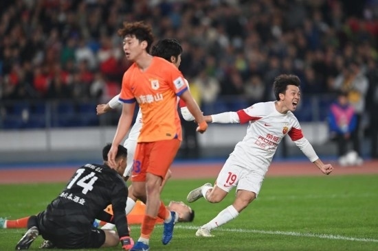 11月23日，上海海港隊(duì)球員王振澳（右）慶祝進(jìn)球。新華社記者 黃宗治 攝