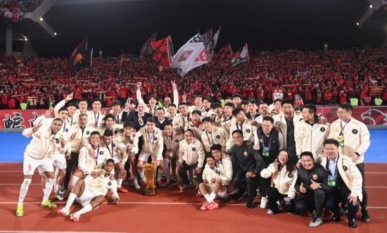 11月23日，上海海港隊(duì)成員在頒獎儀式后與球迷合影。新華社記者 黃宗治 攝