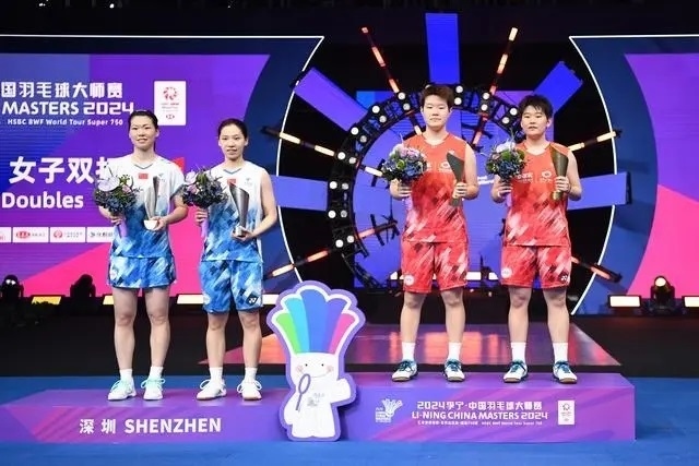 11月24日，劉圣書（右二）/譚寧（右一）與李怡婧/羅徐敏（左一）在頒獎臺上合影。新華社記者 梁旭攝