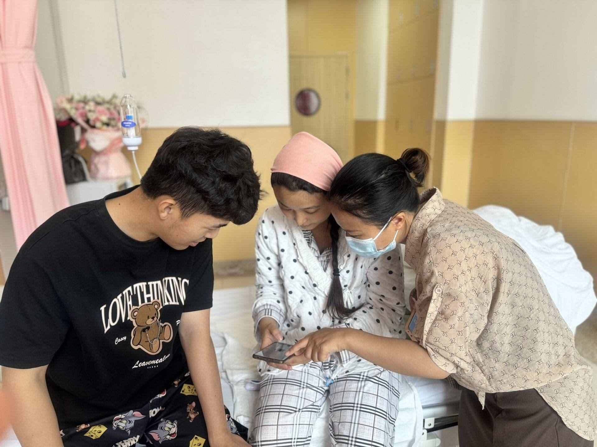 新生兒家庭通過手機辦理新生兒出生“一件事”。安徽省數(shù)據(jù)資源管理局供圖