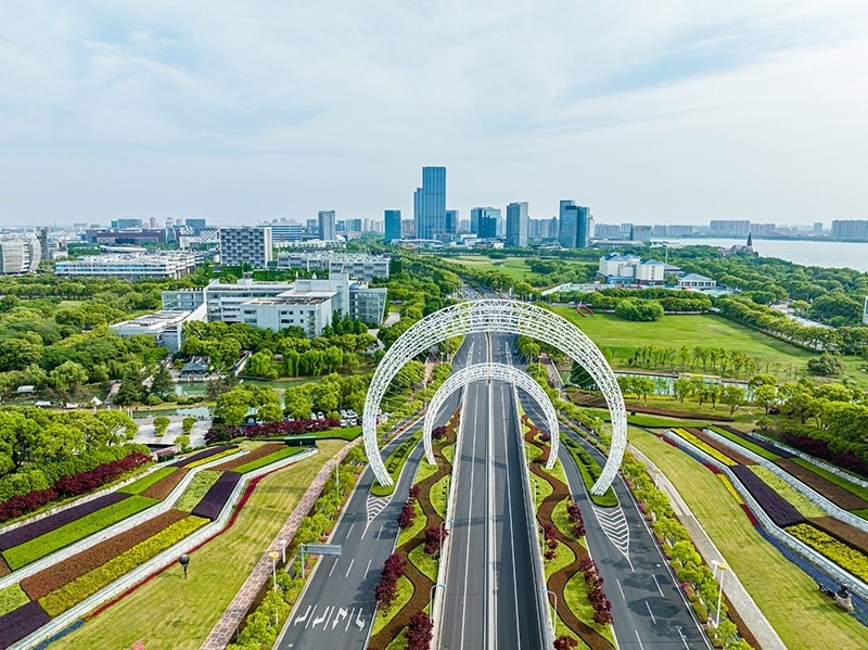 圖為蘇州工業(yè)園區(qū)星湖街鋼結(jié)構(gòu)雕塑。