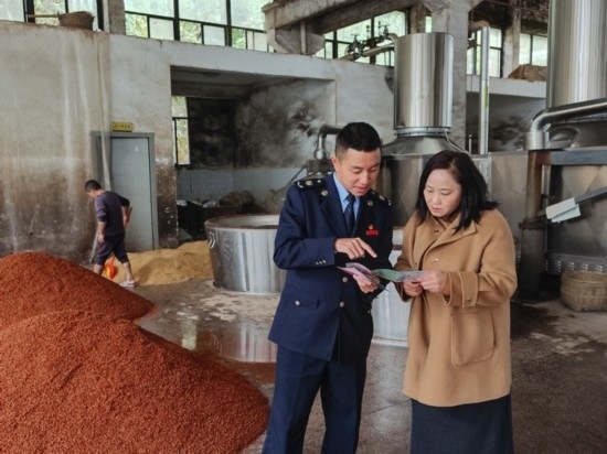 鎮(zhèn)遠(yuǎn)縣稅務(wù)局在酒企宣傳調(diào)研。黔東南州稅務(wù)局供圖