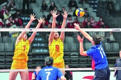 11月27日，山東隊球員李晨瑄（中）、李美君（左）在比賽中攔網(wǎng)。新華社發(fā)