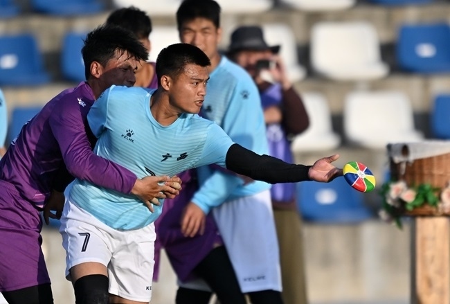 11月28日，花炮半決賽，廣西隊(duì)與海南隊(duì)展開激烈角逐。新華社記者 郭程攝