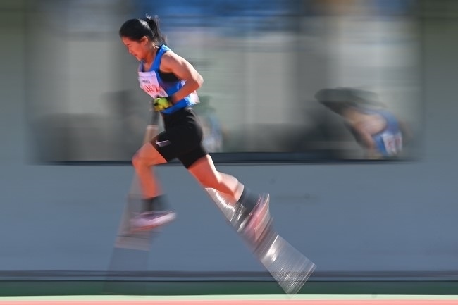 11月28日，海南隊(duì)選手吳明芬在高腳競(jìng)速比賽中。新華社記者 杜子璇攝