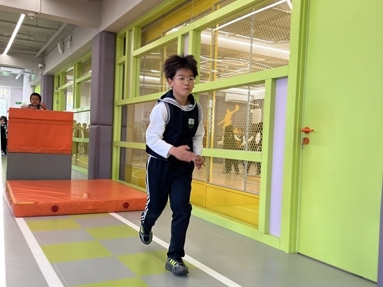 學生在南樓二層的體能教師訓練。人民網(wǎng)記者孫競 攝