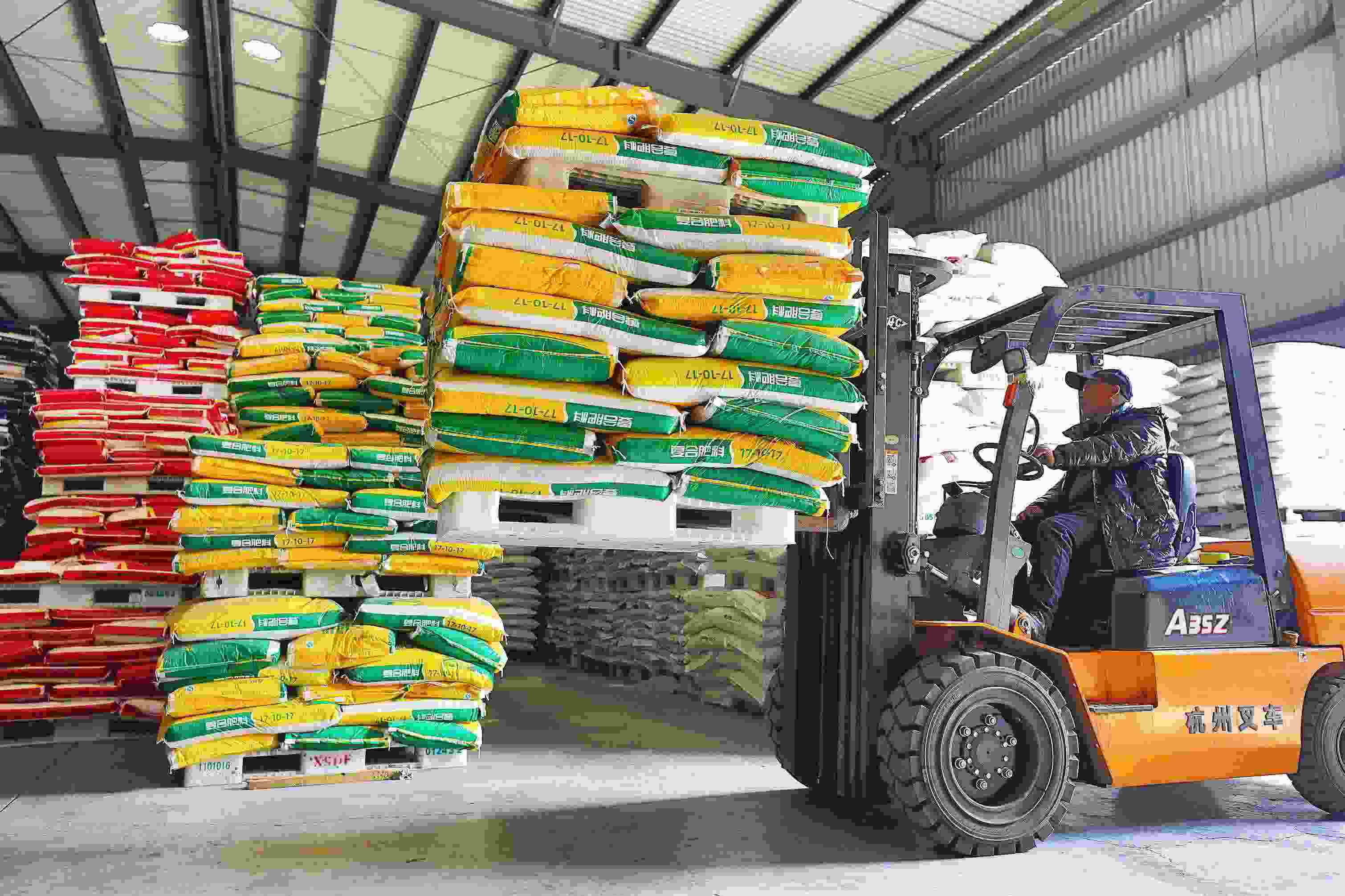 2023年2月15日，在浙江義烏供銷聯(lián)社的農(nóng)資貯存?zhèn)}庫，工作人員正在調(diào)運(yùn)復(fù)合肥料等農(nóng)資。