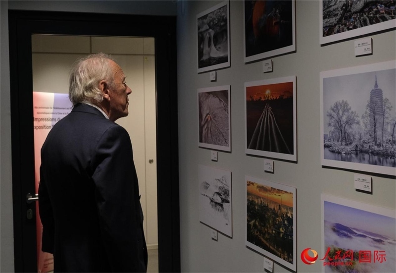 法國(guó)觀(guān)眾在攝影藝術(shù)展參觀(guān)（人民網(wǎng)記者于超凡 攝）