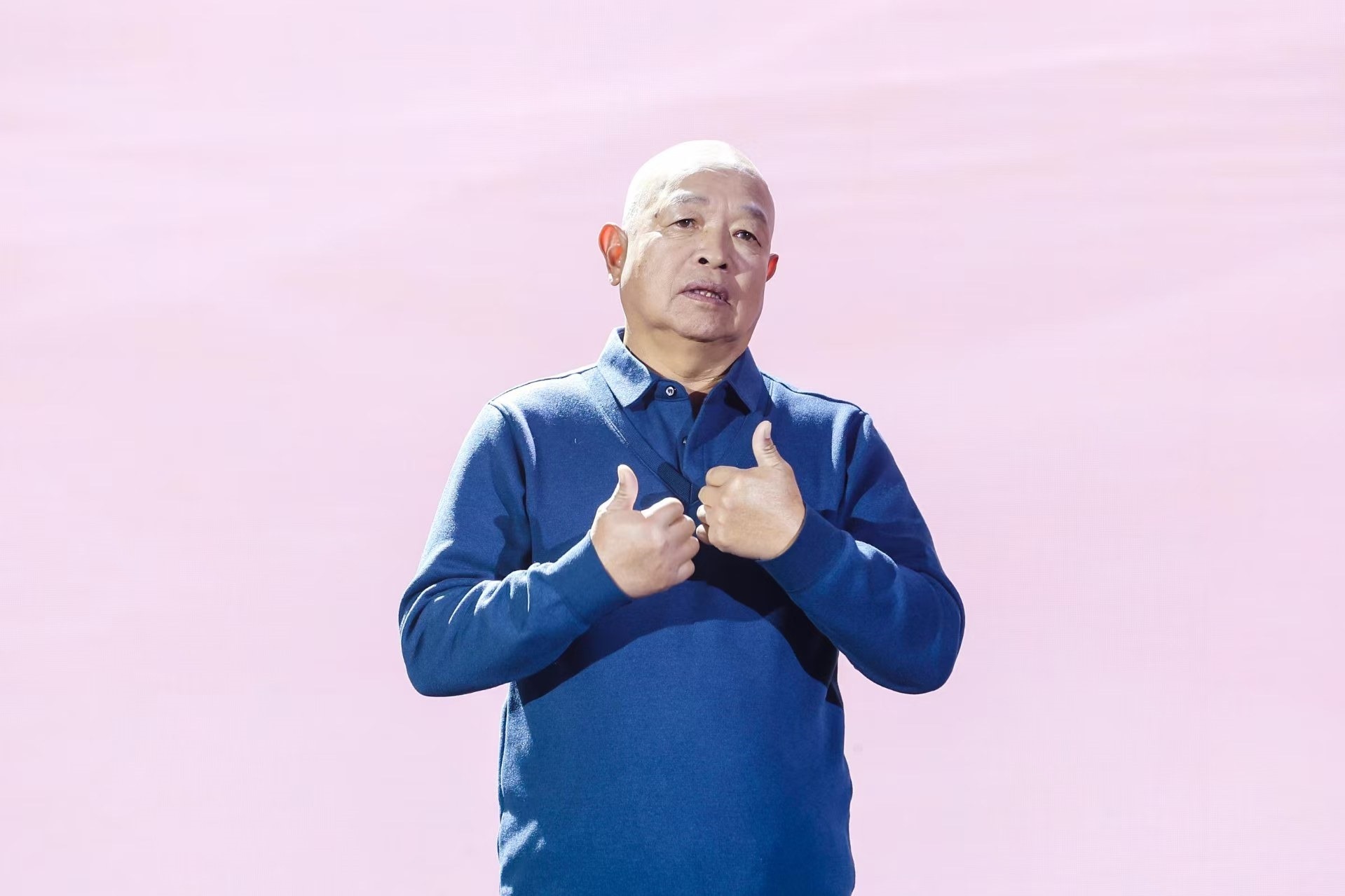 “山東好人”、煙臺(tái)市無(wú)聲洗車(chē)場(chǎng)經(jīng)理柳興濤。人民視頻供圖。