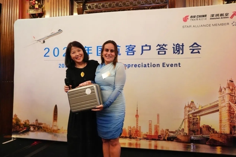 獲獎嘉賓上臺領取精美獎品。吳若鳴攝