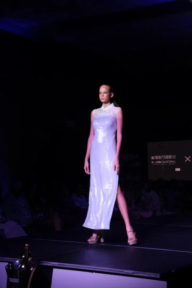 模特展示新中式禮服。顏李芳攝