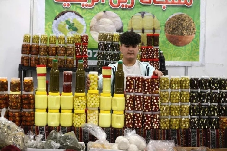 一名展商在展示各式各樣的橄欖制品。納達爾·達烏德攝