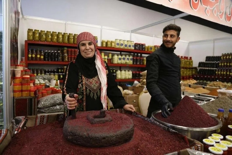 制作辣椒末的當(dāng)?shù)貗D女。納達爾·達烏德攝