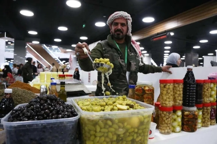 一位展商展示腌橄欖。納達爾·達烏德攝