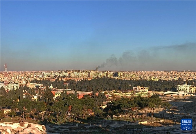 12月1日，敘利亞北部城市阿勒頗升起滾滾濃煙（手機(jī)照片）。新華社發(fā)