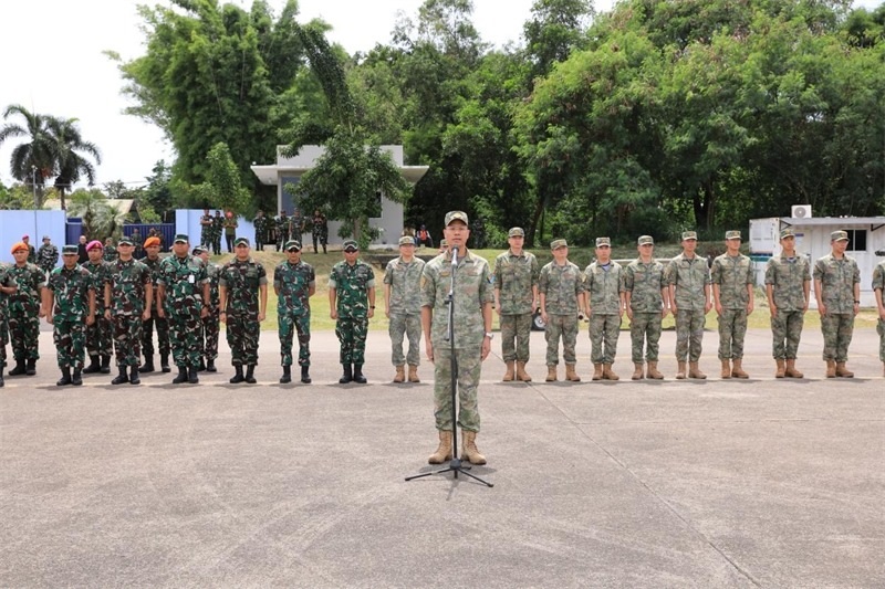 中方參演部隊(duì)指揮員在印尼方舉行的歡迎儀式上致辭。龔勝祥 攝