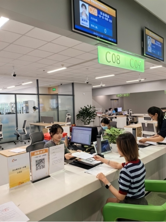 成都高新區(qū)“開辦餐飲店一件事”服務(wù)窗口。成都市市場監(jiān)督管理局供圖