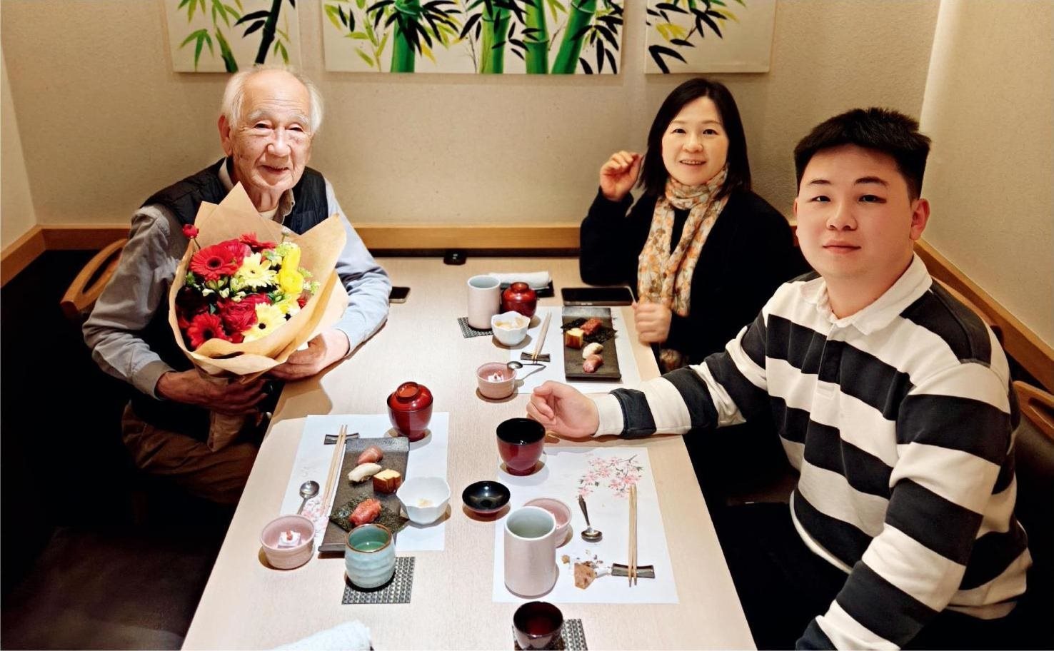 佐佐木俊一與彭林（中）、彭俊霖（右）在一起。