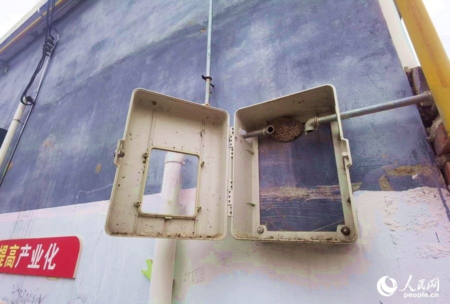 在玉山村的一處未安裝燃?xì)獗淼谋硐鋬?nèi)，掛著一個(gè)馬蜂窩。人民網(wǎng)記者 慎志遠(yuǎn)攝