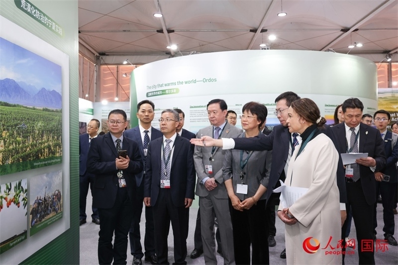 嘉賓參觀中國館。人民網(wǎng)記者任皓宇攝