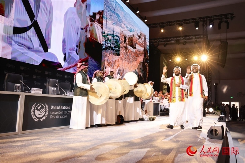 《聯(lián)合國防治荒漠化公約》第十六次締約方大會2日開幕。圖為開幕式表演。人民網(wǎng)記者任皓宇攝