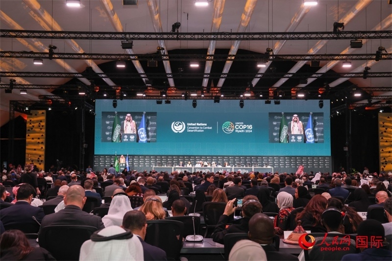 《聯(lián)合國防治荒漠化公約》第十六次締約方大會2日開幕。圖為開幕式現(xiàn)場。人民網(wǎng)記者任皓宇攝