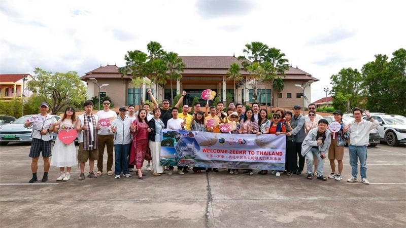 參與活動的中國游客與當(dāng)?shù)靥﹪撕嫌??；顒又鬓k方供圖