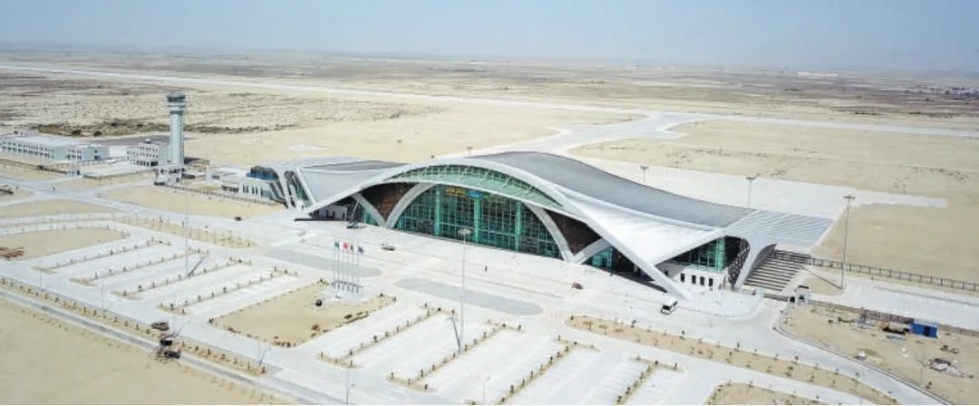 今年10月正式竣工的巴基斯坦瓜達(dá)爾新國(guó)際機(jī)場(chǎng)是中巴經(jīng)濟(jì)走廊建設(shè)進(jìn)一步走向深入的重要標(biāo)志，有力推動(dòng)中巴經(jīng)濟(jì)走廊建設(shè)成為高質(zhì)量共建“一帶一路”的示范性項(xiàng)目。圖為瓜達(dá)爾新國(guó)際機(jī)場(chǎng)。艾哈邁德·卡邁勒 攝（新華社發(fā)）