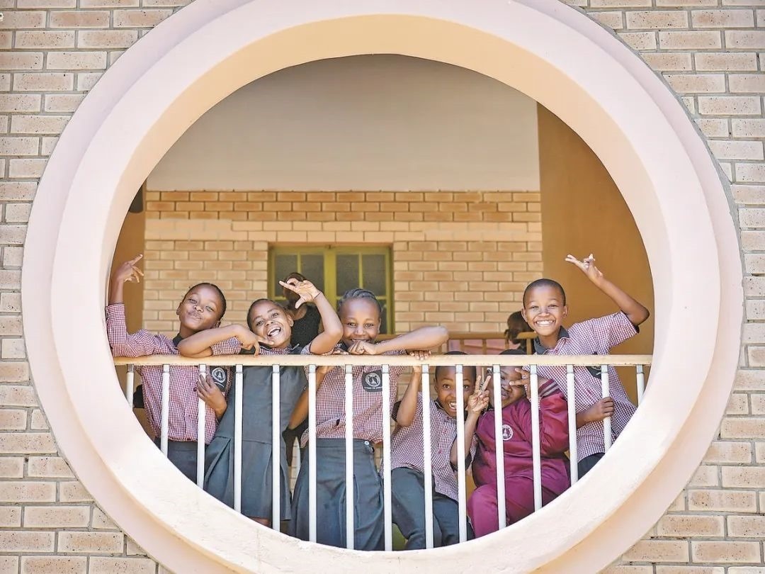 位于博茨瓦納南部的莫帕尼小學(xué)是中國(guó)援建的現(xiàn)代化學(xué)校，當(dāng)?shù)貎和慕逃龡l件因此得到改善。圖為莫帕尼小學(xué)課間休息的學(xué)生們。新華社記者 韓旭 攝