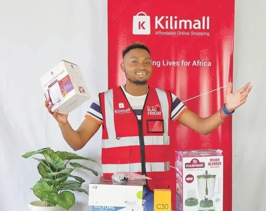 隨著“絲路電商”國(guó)際合作深入推進(jìn)，共建“一帶一路”國(guó)家雙多邊數(shù)字貿(mào)易規(guī)則對(duì)接不斷強(qiáng)化。借助“絲路電商”合作機(jī)制，肯尼亞主播迪克森·恩甘加在當(dāng)?shù)刂辈ж洝⑼袂?攝（新華社發(fā)）