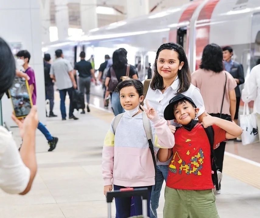 雅萬(wàn)高鐵是我國(guó)在境外完成全過(guò)程勘察設(shè)計(jì)建設(shè)的首個(gè)高鐵項(xiàng)目，于去年10月17日正式開(kāi)通運(yùn)營(yíng)，是中印尼共建“一帶一路”合作的典范。圖為乘客在和雅萬(wàn)高鐵動(dòng)車組合影留念。新華社記者 徐欽 攝