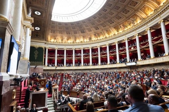 10月1日，法國(guó)總理巴尼耶在位于巴黎的法國(guó)國(guó)民議會(huì)發(fā)表演講。新華社發(fā)（杰克·陳攝）