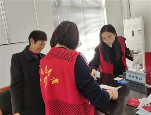 代辦人員為村民辦理醫(yī)保報(bào)銷。 圖片來源：江蘇南通啟東市數(shù)據(jù)局