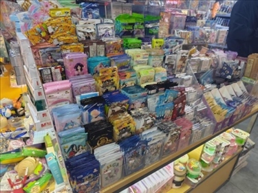 北京某文具店卡牌盲盒柜臺(tái)，未設(shè)相關(guān)提醒。人民網(wǎng)記者 黃鈺攝