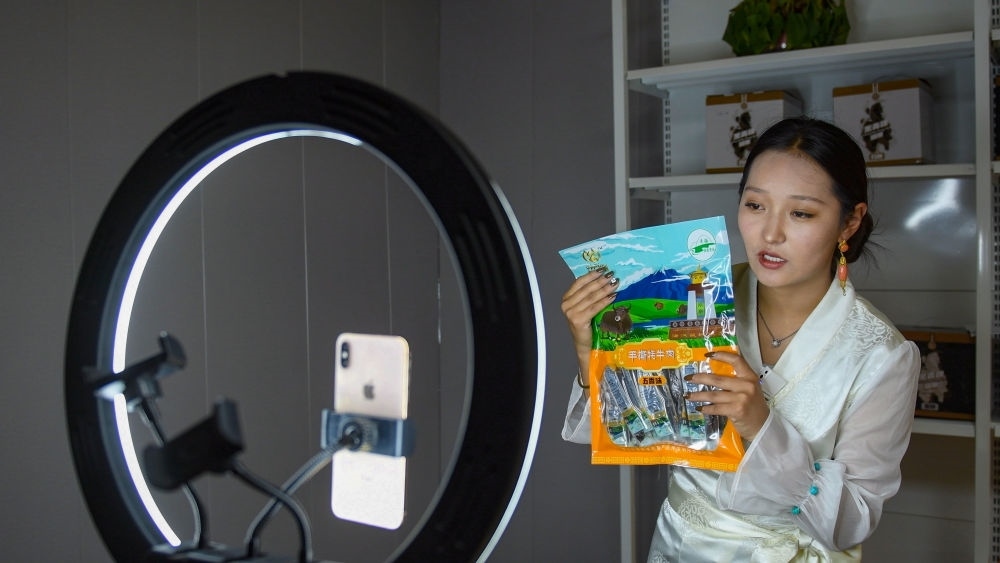 9月24日，果洛藏貢麻村村民多杰吉在進行網(wǎng)絡帶貨直播。（潘彬彬 攝）