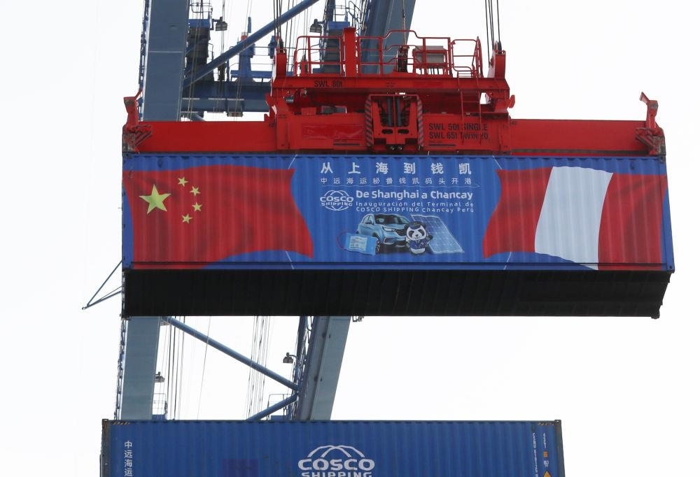 2024年11月14日，在秘魯首都利馬以北的錢凱港，岸邊智能化設備吊裝集裝箱。